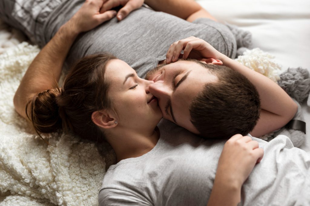 Eredeti Kamagra – összebújó fiatal pár meghitt közelségben az ágyon