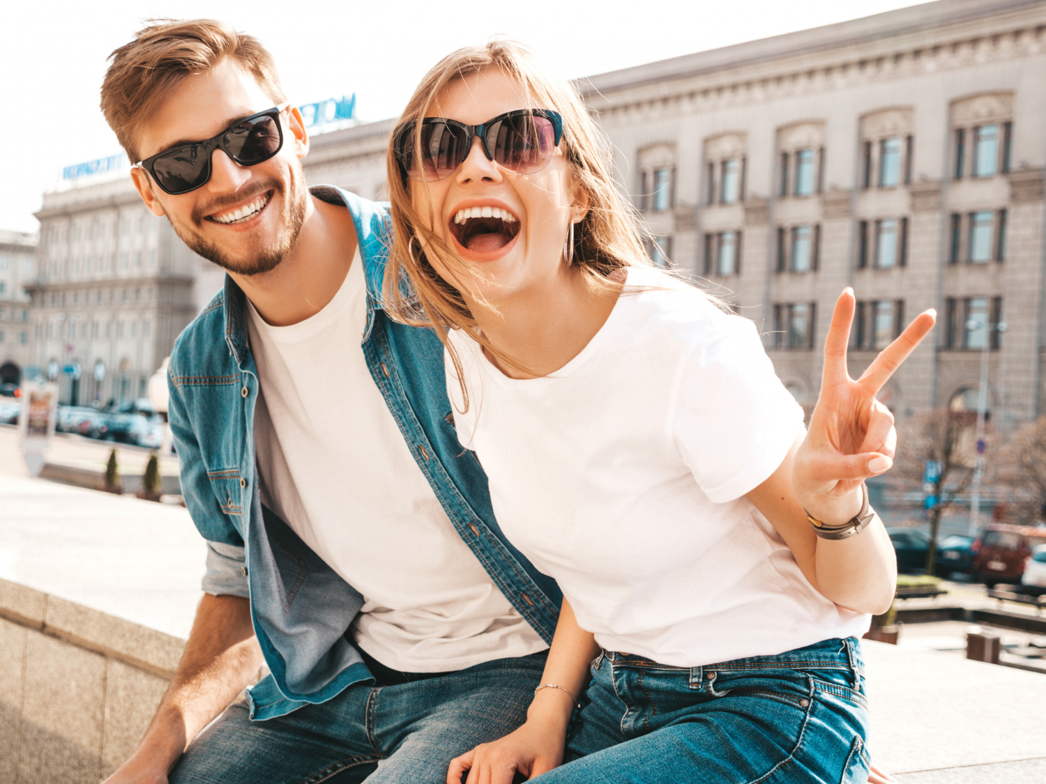 Mosolygó pár játékos, romantikus pillanatban, amely a legerősebb Kamagra magabiztosságát idézi.