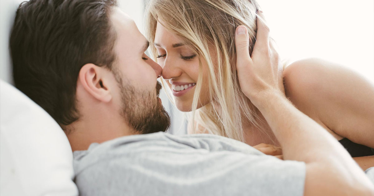 Kamagra rendelés után meghitt pillanat egy pár között az ágyban, közeli és romantikus hangulat