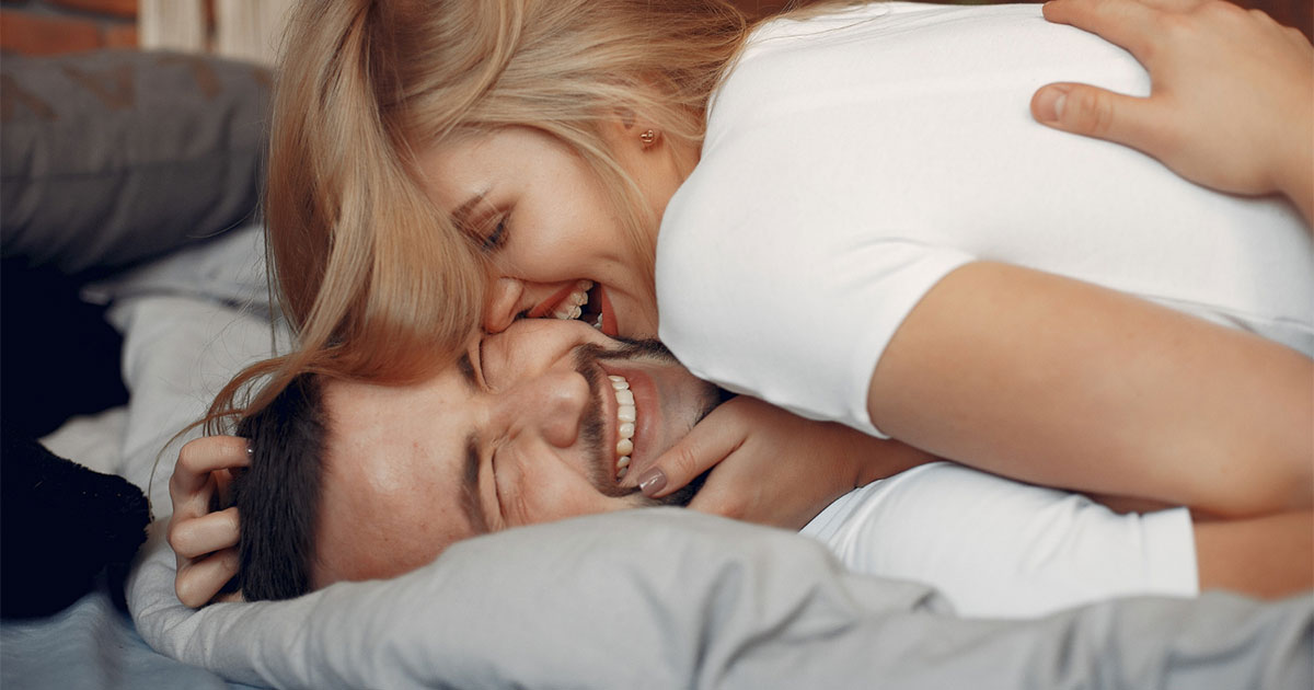 Potencianövelő rendelés után felszabadult és boldog pár játékos pillanatban az ágyban